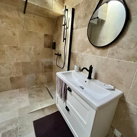 Le Donjon De Lily - Coeur De La Cite Medievale *